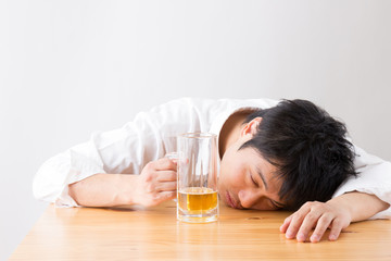 ビールを飲む男性