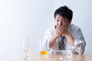 ビールを飲む男性