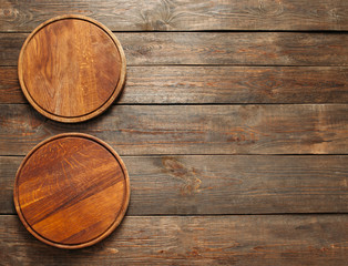 Deux assiettes à pizza en bois vides sur la table en bois. Ligne verticale. Mise à plat d& 39 assiettes à pizza en bois vides. Espace libre. Pièce latérale