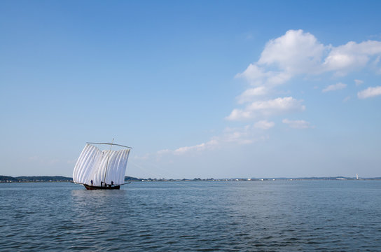 茨城県霞ヶ浦の帆引き船と青空
