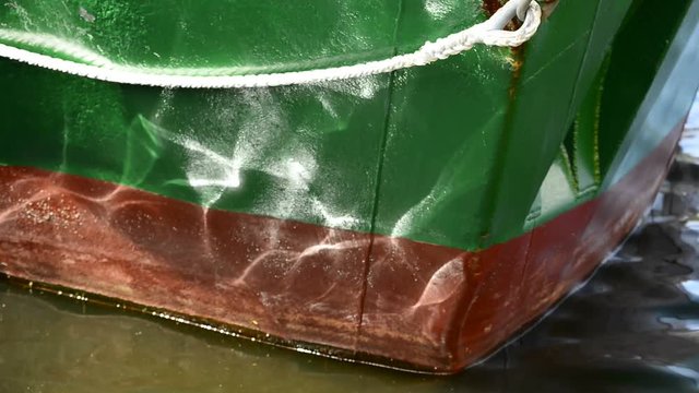 Schiffsbug schaukelt im Hafen