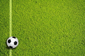 Fußball auf grünem Rasen mit Markierung
