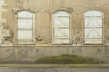 Hintergrund – marode Fassade eines Hause mit geschlossenen Klappläden
Background - dilapidated facade of a house with closed shutters