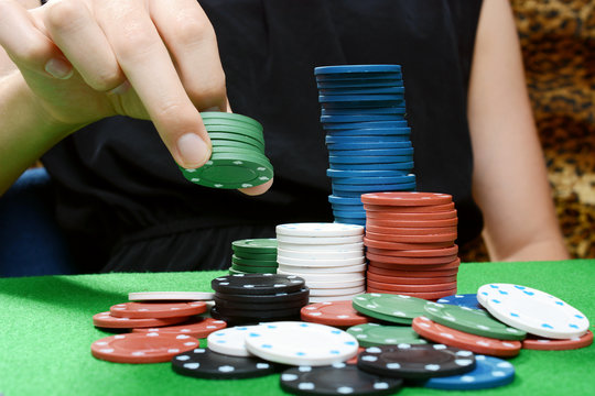Chips, Geld und Spielmarken beim Poker oder Kartenspiel
