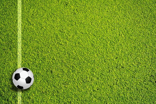 Fußball auf grünem Rasen mit Markierung