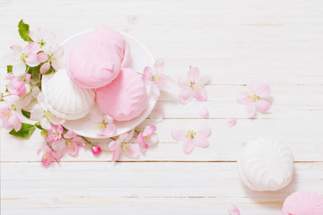  marshmallow with flowers on white wooden background