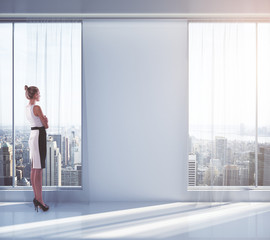 Fototapeta premium Bizneswoman w pustym pokoju