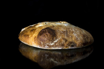 Домашний хлеб на тёмном фоне.Homemade bread on a dark background.