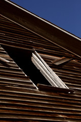 Obraz premium Old wooden boards on delipaidated farm building