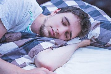 Mann schläft in Bett