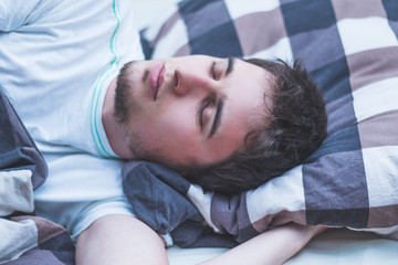 Mann schläft in Bett