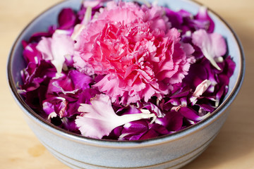 Obraz na płótnie Canvas bowl of flower petal