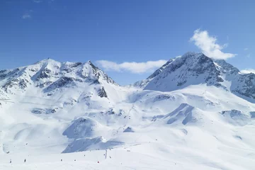 Gordijnen Alpine resort Les Arcs met skipistes op besneeuwde Franse Alpen bergen © Yols