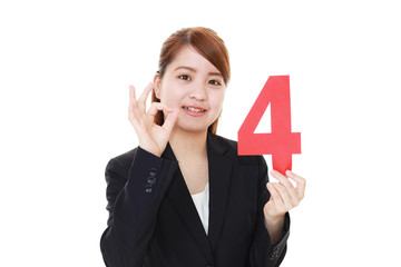 数字を持つ笑顔のビジネスウーマン