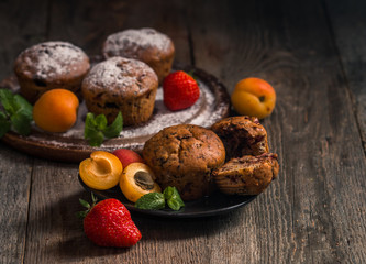 Muffins with fresh strawberries and apricots