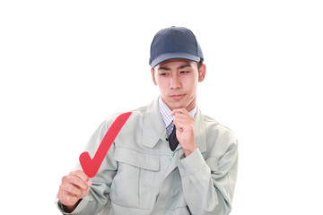 レ点マークを持つ疲れた労働者