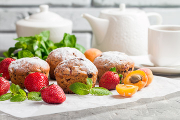 Muffins with fresh strawberries and apricots