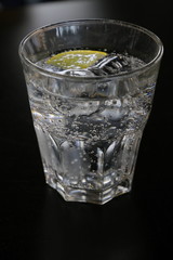 Glas mit Mineralwasser