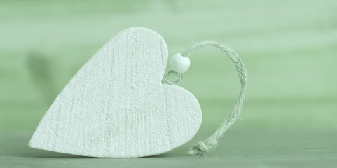 Weißes Herz aus Holz, Hintergrund