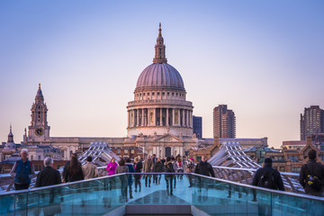 Fototapety  Londyńczycy spacerujący przez Most Milenijny po zachodzie słońca - Londyn, Wielka Brytania