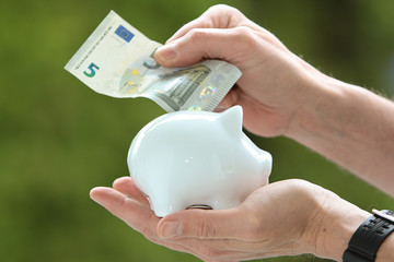 5 Euro in ein Sparschwein sparen
