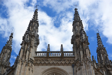 Fototapeta na wymiar agujas de la Catedral de Burgos