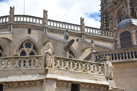 estatuas y gárgolas en la Catedral de Burgos
