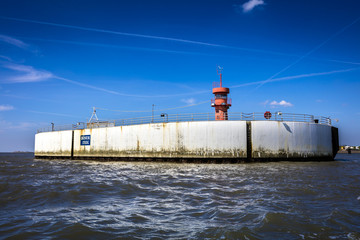 Obraz premium Betoninsel mit Leuchtturm in Buesum
