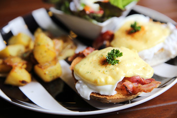 egg benedict with bacon and potato