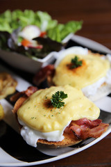 egg benedict with bacon and potato