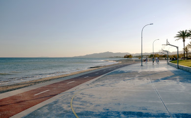 Bike path on promenade © Carlos Muñoz