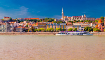 Obraz premium buildings of Budapest on Danube