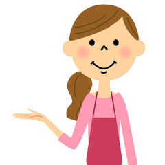 説明するエプロンの女性