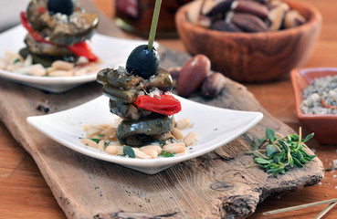 Antipasti / Zucchini auf Teller und Holztisch / Food Styling 