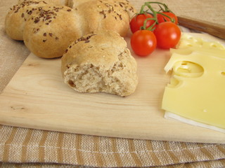 Brötchenkranz, Käse und Tomaten