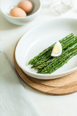 asparagus with poached egg