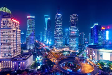 Fotobehang Nachtmening van Lujiazui. Sinds het begin van de jaren negentig is Lujiazui specifiek ontwikkeld als een nieuw financieel district van Shanghai. © fazon