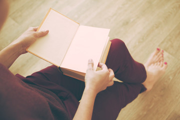 Obraz premium Woman reading the book