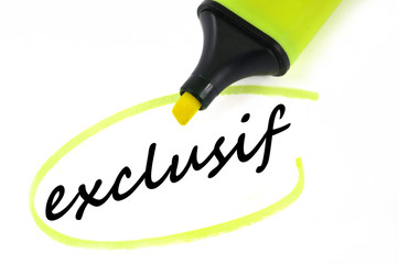 Exclusif entouré au marqueur fluo