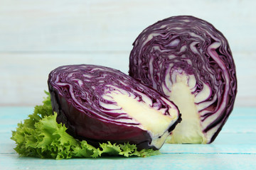 Obraz premium cabbage with green lettuce on wooden background