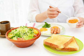 食事を楽しむ女性