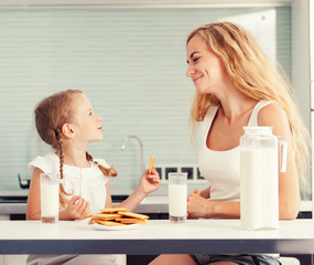 Obraz na płótnie Canvas Child with mother drinking milk
