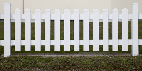 Fototapeta premium Weißer Holzzaun, Ostfriesland, Niedersachsen, Deutschland