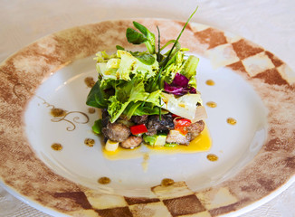 pastel de verduras y carne, cocina sofisticada con decoracion