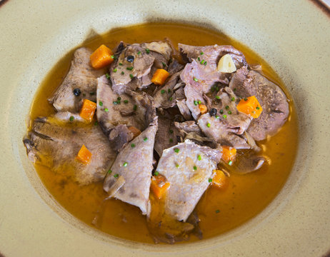 comida de carne con verduras y salsa