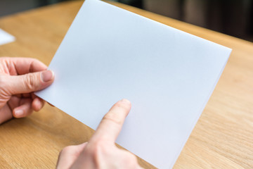 Obraz premium hand of businessman and blank white paper