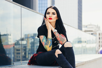 Красивая стильная девушка с татуировками. Город.