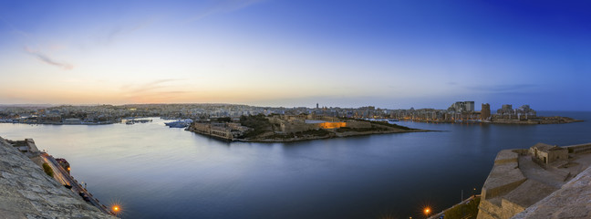Fototapeta premium Panoramic view of Malta and Fort Manoel from Valletta at blue hour - Malta