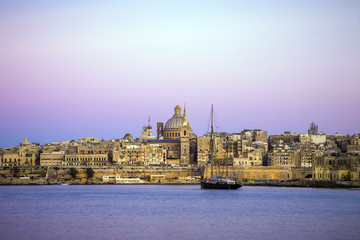 Fototapeta premium Malta - Valletta skyline with the St. Paul's Cathedral after sunset