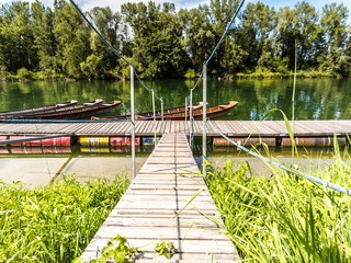Obraz premium Heißer Sommertag am Hafen mit Holzbooten an einem Fluss